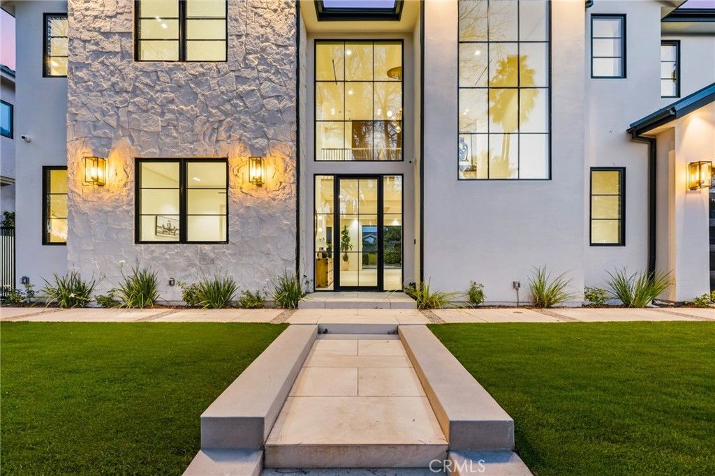 Photo of 4900 Valjean Ave, Encino, CA 91436 (MLS # SR26051177)