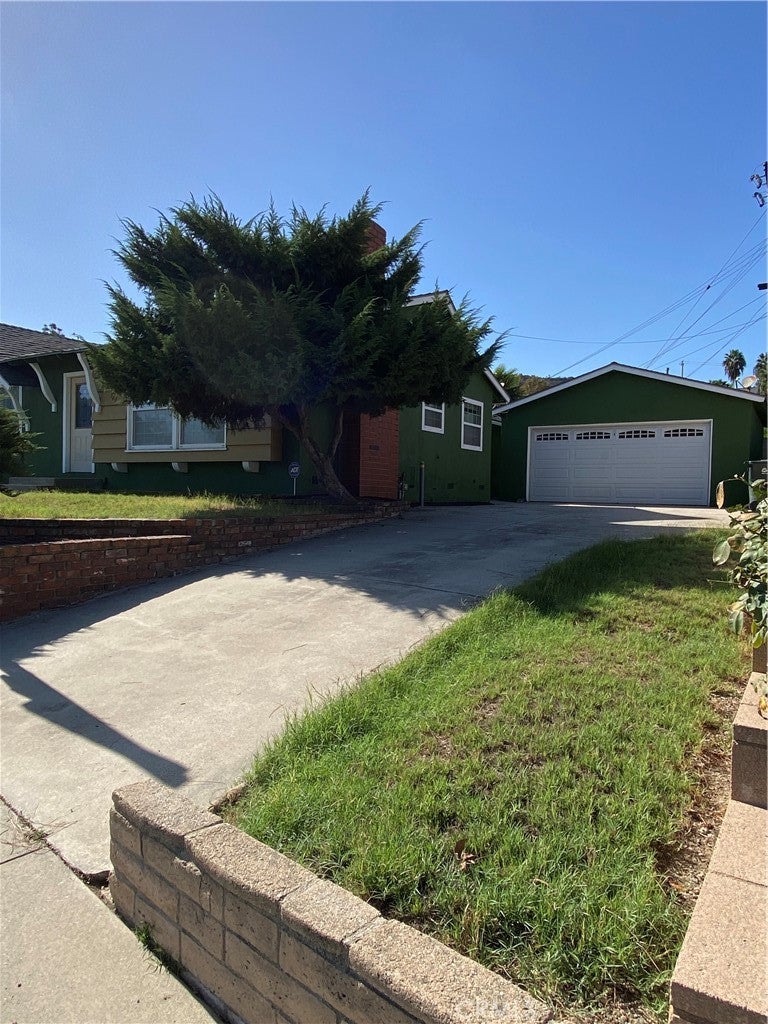 963 Ameluxen Ave