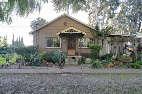Photo of 1177 1177 Thiel Rd Rd, Hayward, CA 94544 (MLS # 41126341)