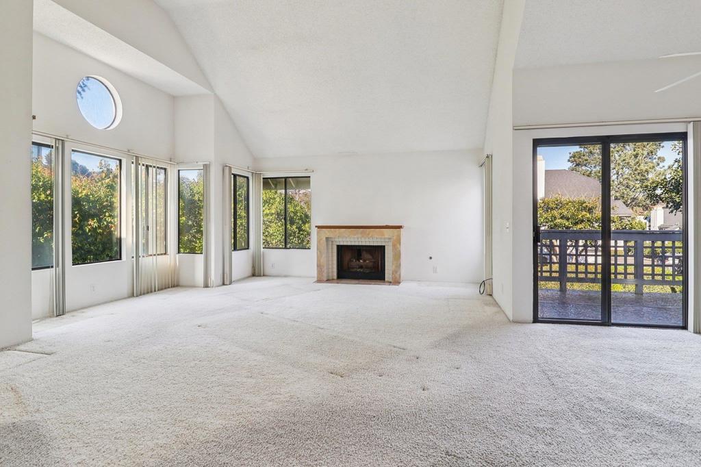 542 Via de la Valle J