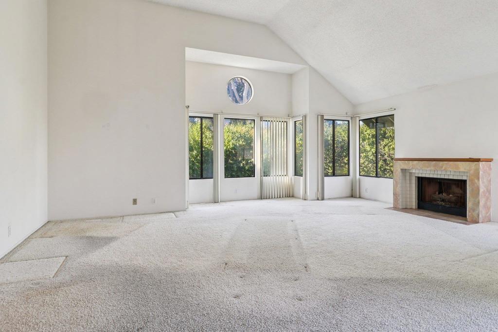 542 Via de la Valle J