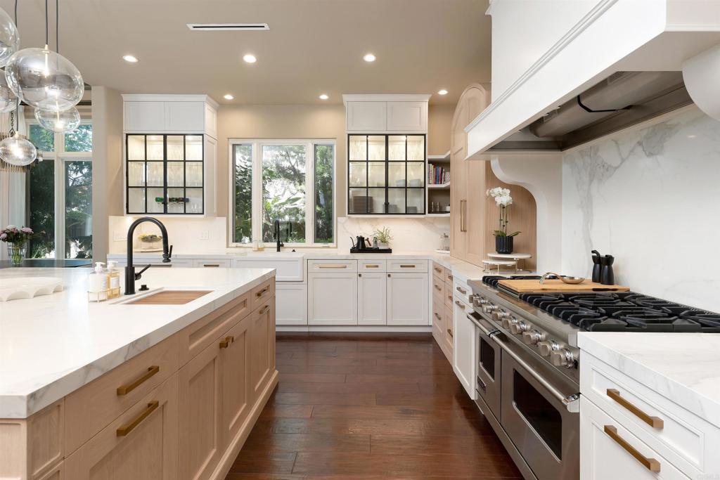 5825 Meadows Del Mar