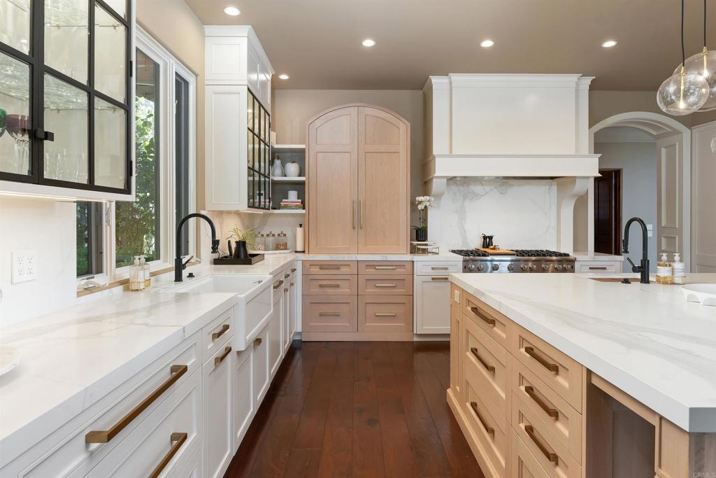 5825 Meadows Del Mar