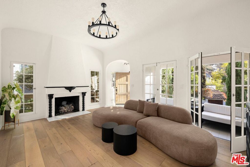 Photo of 8061 Woodland Lane, Los Angeles, CA 90046 (MLS # 25603211)