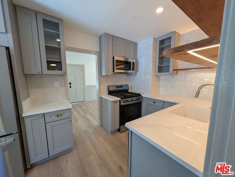 Photo of 1015 Granville Avenue, Los Angeles, CA 90049 (MLS # 25627973)