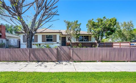 Photo of 6139 Tampa Avenue, Tarzana, CA 91356 (MLS # SR26057103)