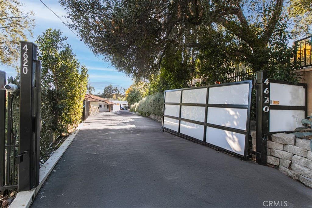 Photo of 4620 Caritina Dr, Tarzana, CA 91356 (MLS # SR26147299)