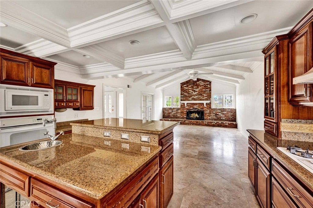 18922 Gregory Lane, Huntington Beach CA 92646 - Photo 10