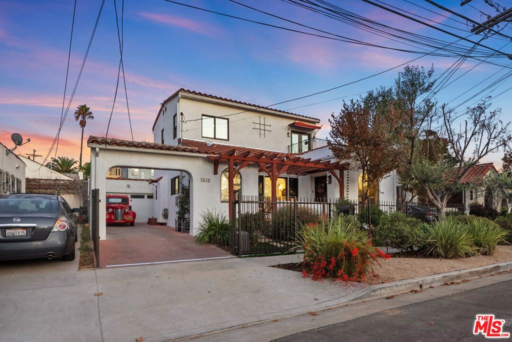 Photo of 1610 Ellsmere Avenue, Los Angeles, CA 90019 (MLS # 25596555)