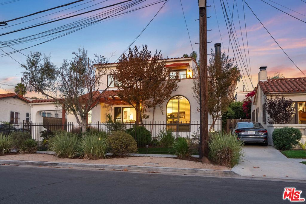 Photo of 1610 Ellsmere Avenue, Los Angeles, CA 90019 (MLS # 25596555)