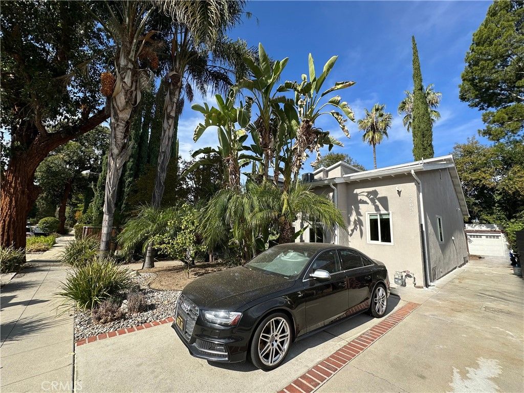 Photo of 22037 Ybarra, Woodland Hills, CA 91364 (MLS # SR25243594)