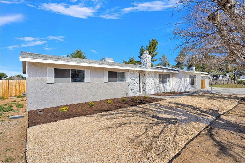 Photo of 14450 Jicarilla Rd, Apple Valley, CA 92307 (MLS # HD26055820)