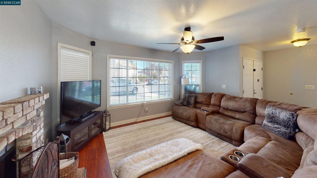 Properties 4 837 Oakwood Way