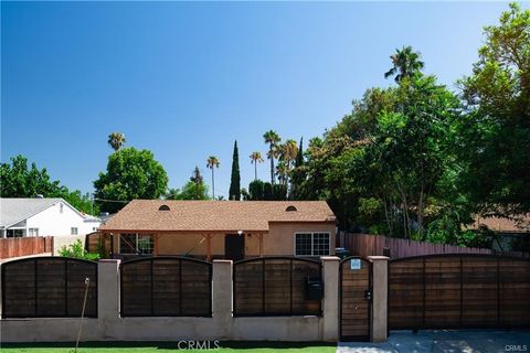 Photo of 15450 Archwood ST, Van Nuys, CA 91406 (MLS # SR26105991)