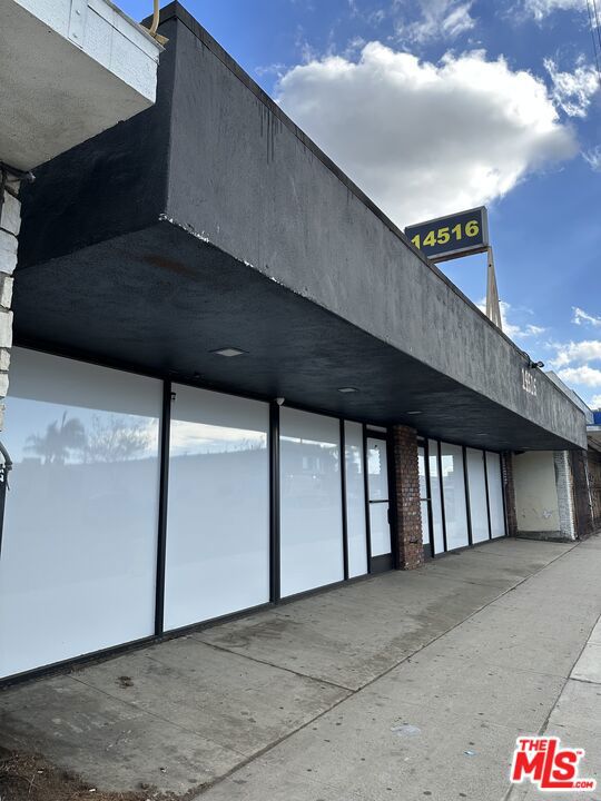 SELLER MAY POSSIBLY CARRY THE FIRST LOAN FOR 3 YEARS DEPENDING ON THE DOWN PAYMENT. Vacant store building with lots of potentials. Very easy to show.