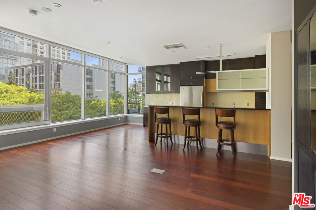 Large open 1 bedroom with upgrades and treetop views in luxury EVO building in prime SouthPark DTLA. Unit features wood floors, stainless appliances (incl microwave) and laundry. EVO boasts 24-hour front desk and security, bell service, rooftop pool & spa with full outdoor kitchen and BBQs, fully-equipped gym and lounge with panoramic views of DTLA. Close to LA Live, Crypto Center, public transit and all the nightlife, restaurants and entertainment that DTLA has to offer.