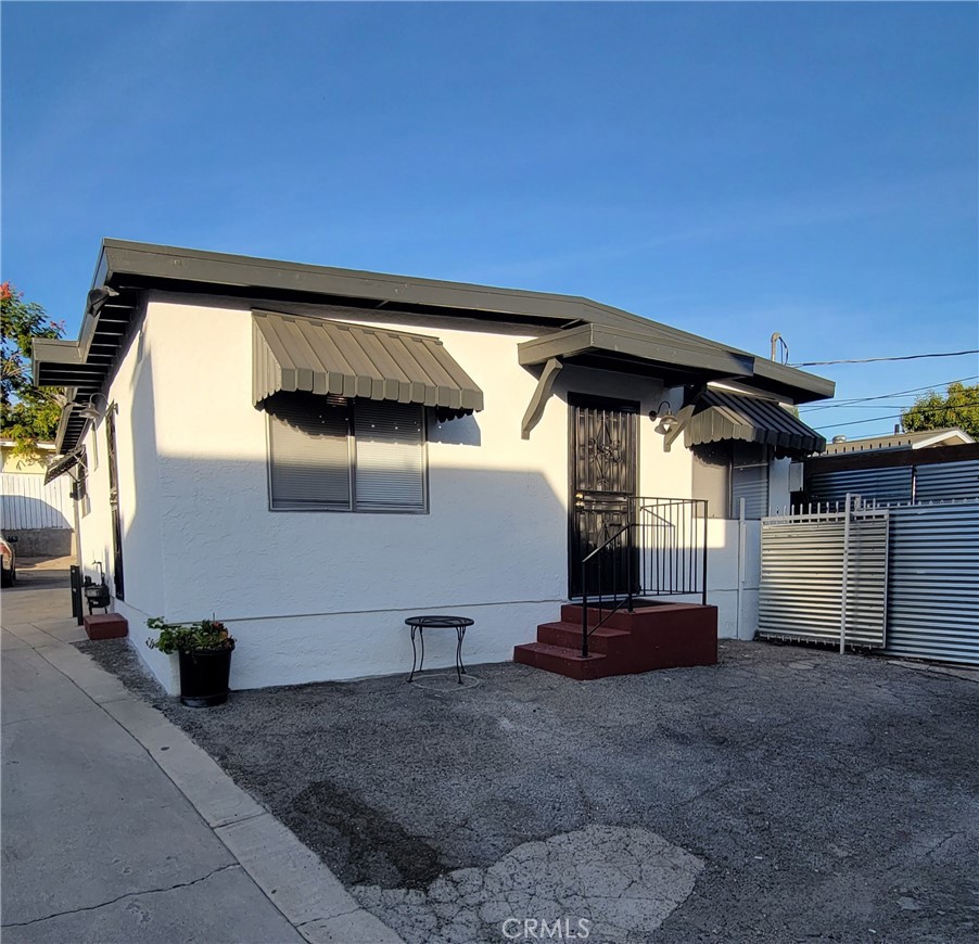 CENTRALLY LOCATED 2 BEDROOM 1 BATH HOME IN BOYLE HEIGHTS. THE UNIT IS READY TO MOVE IN!! EASY FREEWAY ACCESS AND JUST MINUTES FROM DOWNTOWN!!