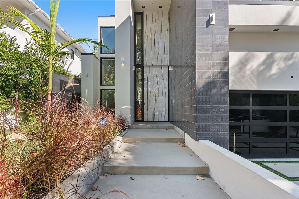 Photo of 816 N Sycamore Ave, Los Angeles, CA 90038 (MLS # SR25246492)