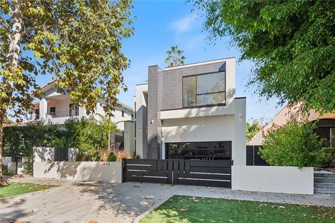 Photo of 816 N Sycamore Ave, Los Angeles, CA 90038 (MLS # SR25246492) Photo of 816 N Sycamore Ave, Los Angeles, CA 90038 (MLS # SR25246492)