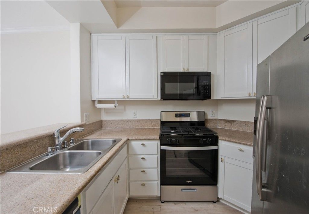 Photo of 22809 Del Valle Street #8, Woodland Hills, CA 91364 (MLS # SR25224050)