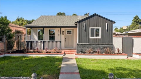 Photo of 2435 Gale Ave AVE, Long Beach, CA 90810 (MLS # DW26211693)