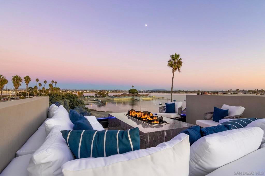 3688 Bayside Walk
