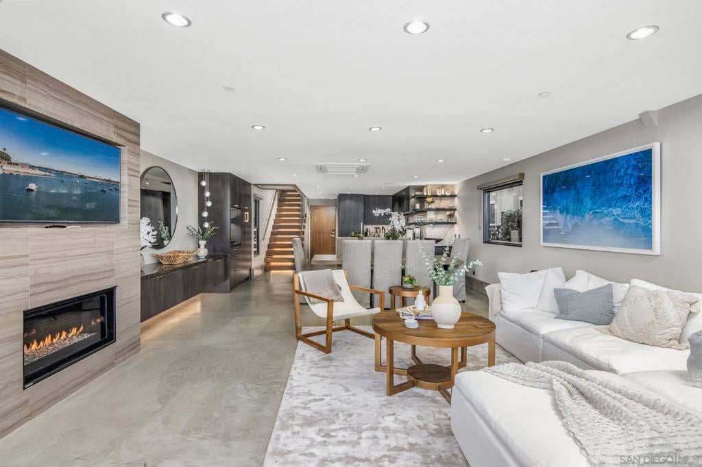 3688 Bayside Walk