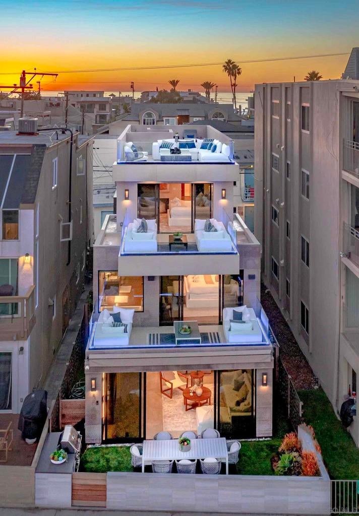 3688 Bayside Walk