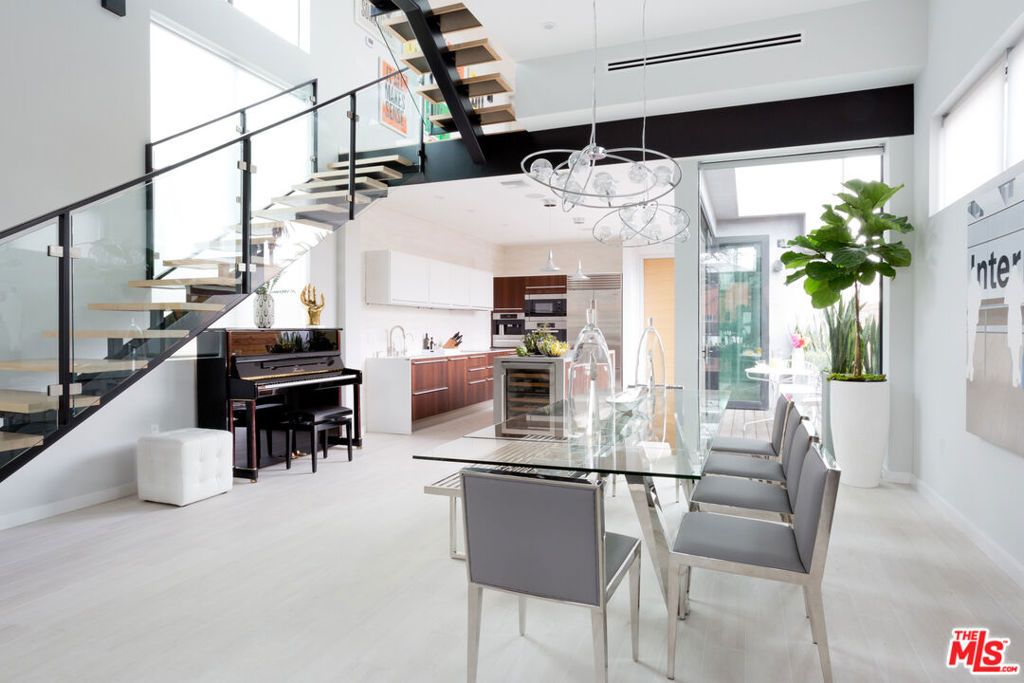 Photo of 708 Hampton Drive, Venice, CA 90291 (MLS # 26668699)