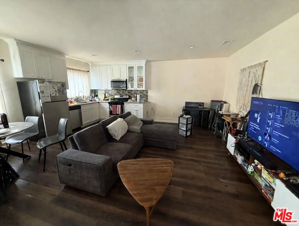 19604 Victory Boulevard