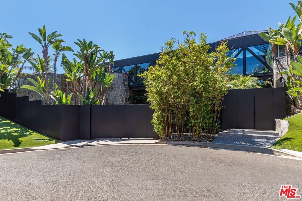 Photo of 630 Clinton Place, Beverly Hills, CA 90210 (MLS # 25613139)