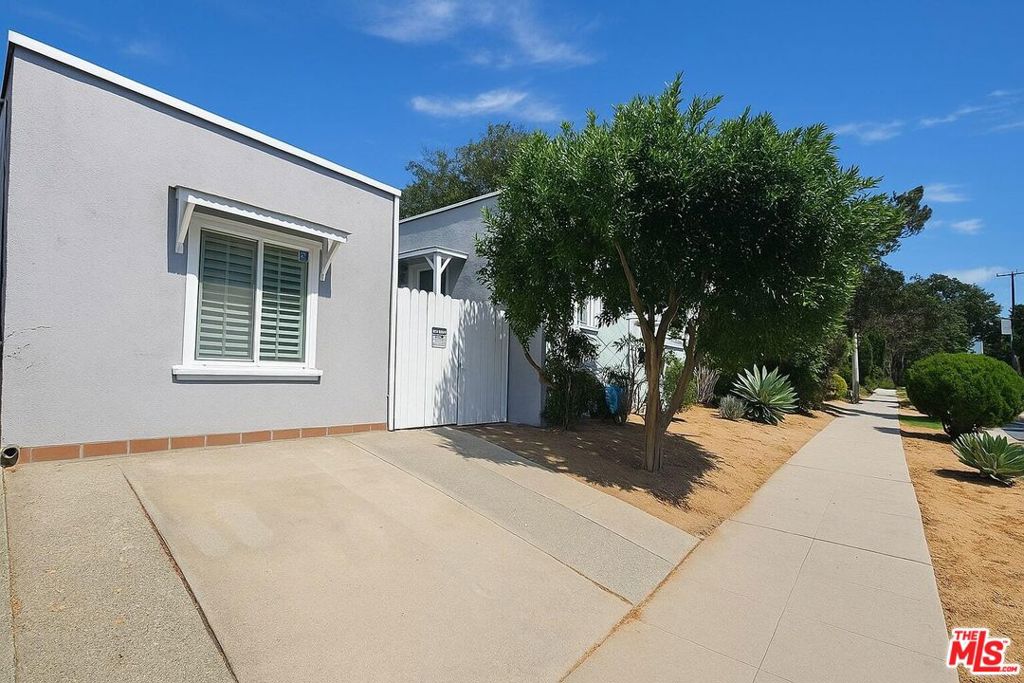 Welcome to 1121 N Curson Ave, a clean and practical studio / 1-bath apartment tucked into a quiet residential street in prime West Hollywood. At just $1,795/month and with 1 dedicated driveway parking space, this is a rare find in one of LA's most sought-after neighborhoods. The unit features laminate flooring, a functional kitchenette, and a simple but well-maintained bathroom. Comfortable, efficient, and ready for you to make it your own. Enjoy being minutes from Melrose Ave, Runyon Canyon, The Grove, and all the shops, cafes, and nightlife that make West Hollywood such a vibrant place to live. Key Features: Studio, 1 Bathroom, 1 Parking Space in Driveway, On-Site Laundry, Small Pets Considered, Professionally Managed. Solid location, solid price, and your own parking spot reach out today to schedule a tour!