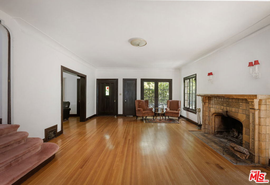 2007 N Hobart Boulevard