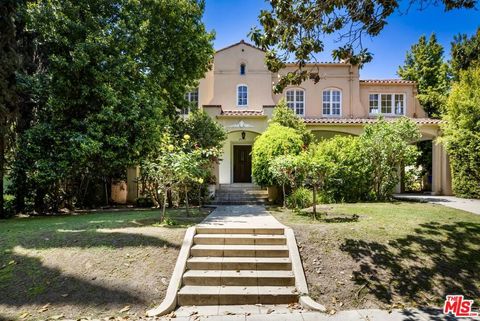 Photo of 2007 N Hobart Boulevard, Los Angeles, CA 90027 (MLS # 26779351)