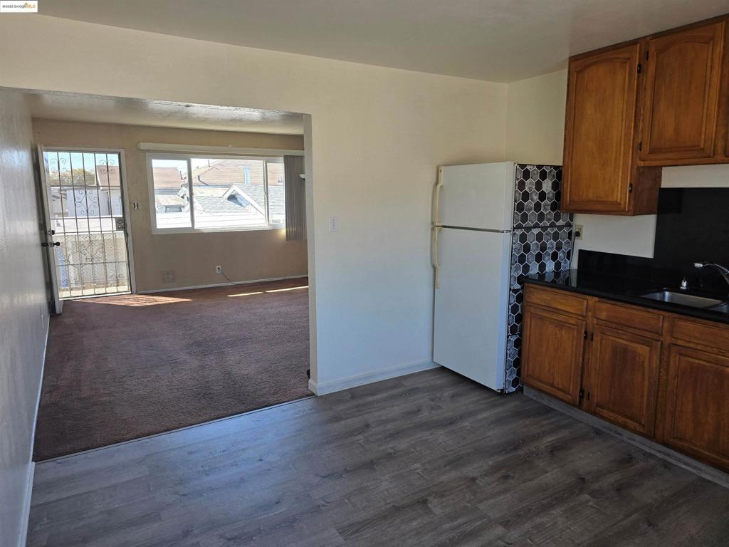 E OAKLAND - Residential Income