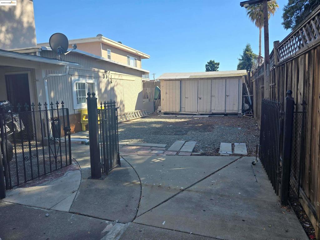 E OAKLAND - Residential Income