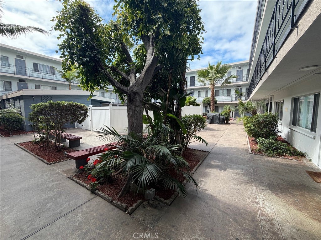 835 W Rosecrans Avenue
