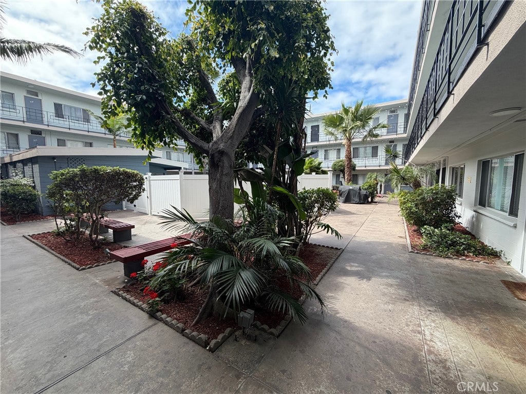 835 W Rosecrans Avenue