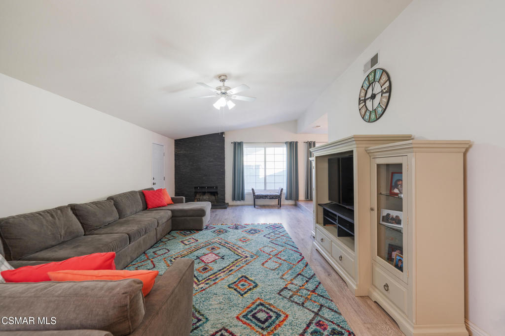 2517 E Phyllis Street