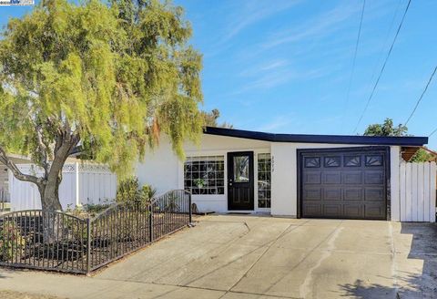 Photo of 2072 Everglade St St, Hayward, CA 94545 (MLS # 41113732)