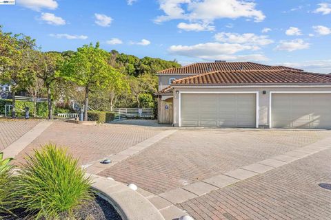 Photo of 4636 4636 Redwood Rd Rd, Oakland, CA 94619 (MLS # 41125914)