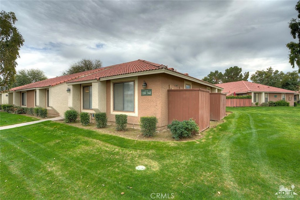 Palm Lakes - Residential