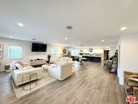 Tiny photo for 2850 Delaware Avenue, Santa Monica, CA 90404 (MLS # 26666177)