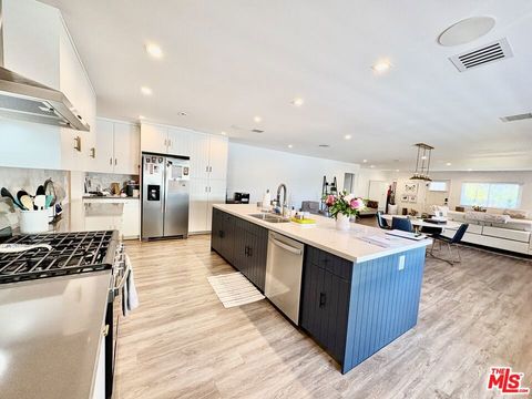 Tiny photo for 2850 Delaware Avenue, Santa Monica, CA 90404 (MLS # 26666177)