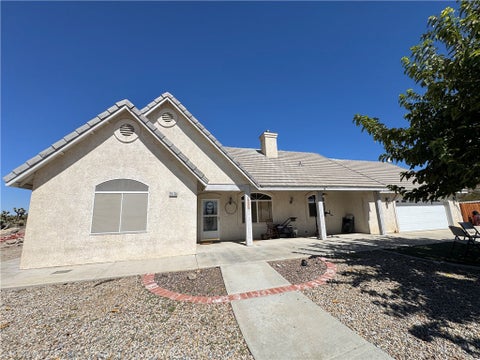 Photo of 19755 Reyland Rd RD, Apple Valley, CA 92308 (MLS # CV26204810)
