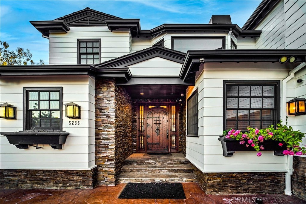 Photo of 5235 san feliciano Dr, Woodland Hills, CA 91364 (MLS # SR26140320)