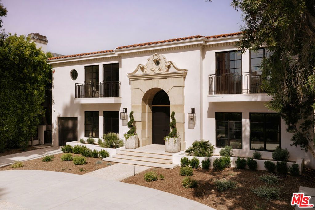 Photo of 906 N Beverly Drive, Beverly Hills, CA 90210 (MLS # 26663631)