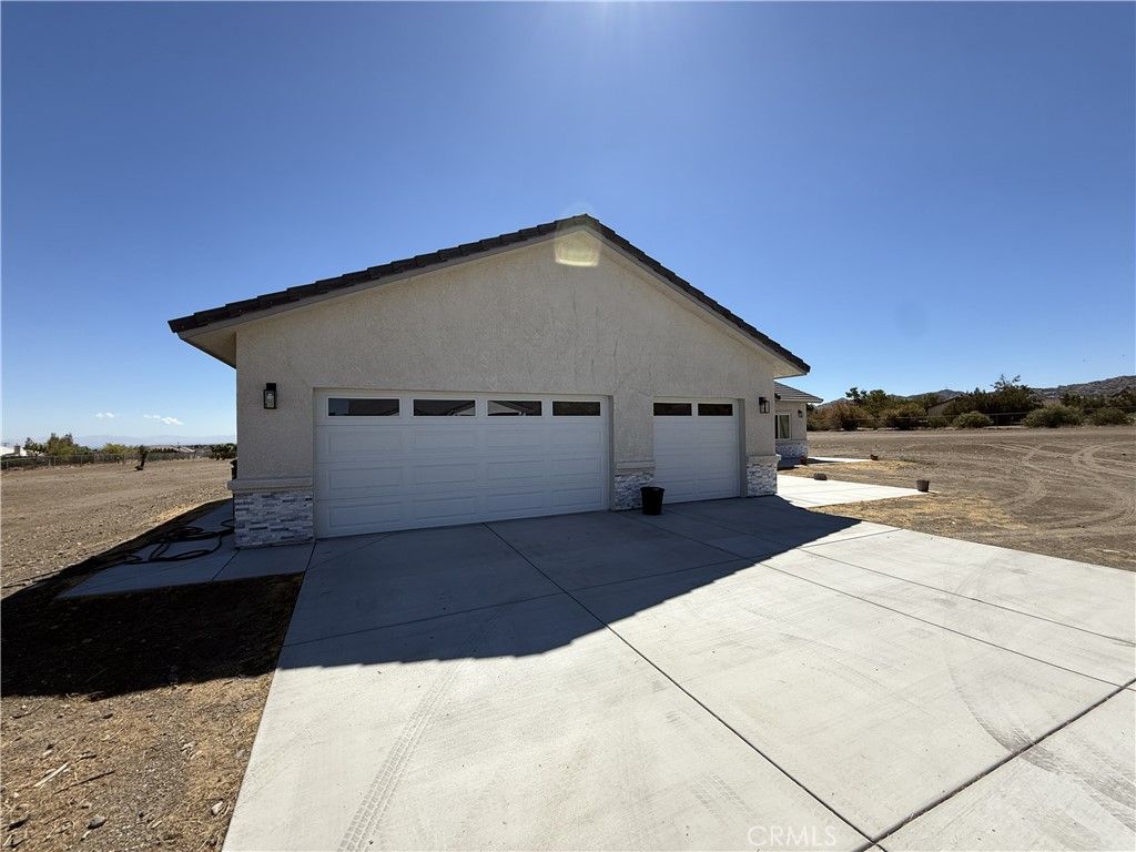 Photo of 9591 Burbank Road Rd, Phelan, CA 92371 (MLS # TR25243279)