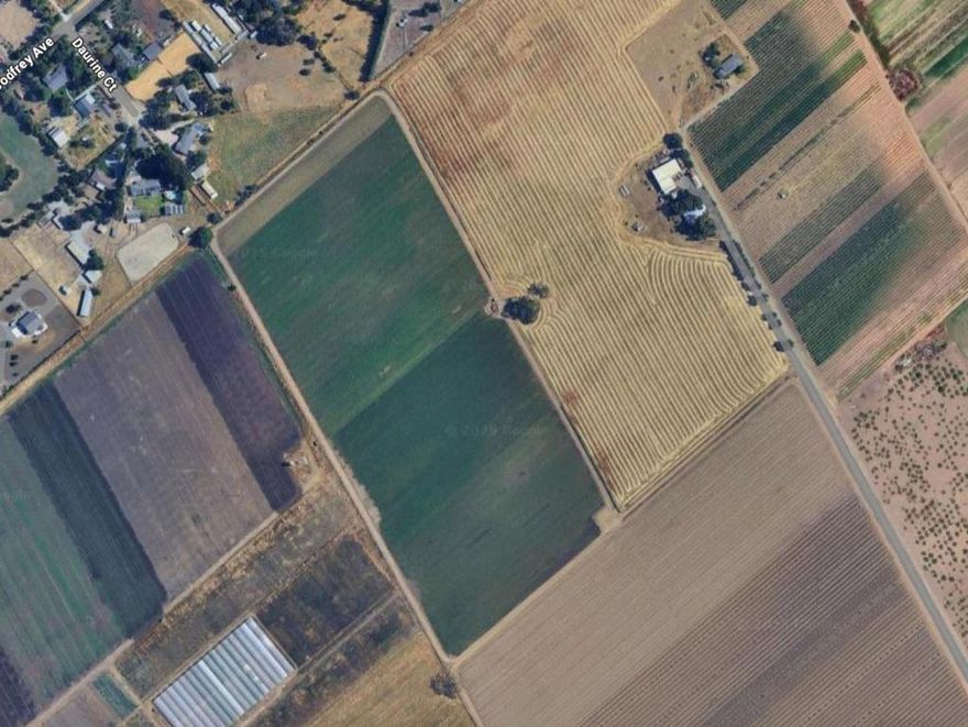 Tucked away off of Crews Rd, this 25.09 acre parcel is currently planted with row crops. There is a dedicated agricultural well on the property with power being provided from a service pole. Property is located in the Williamson Act! Land is leased until 12/31/2025.