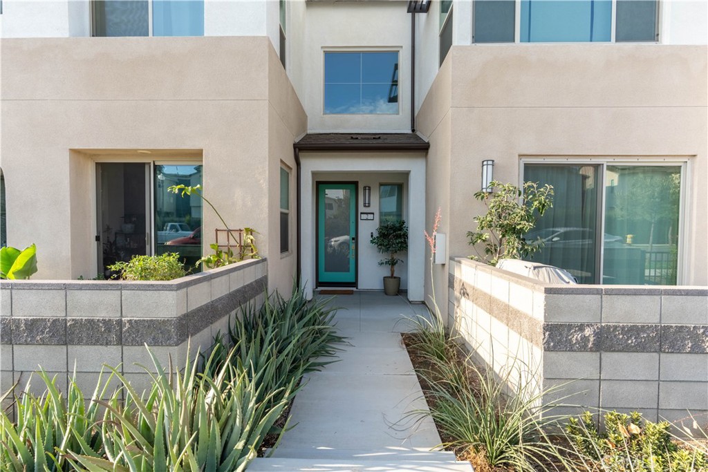 Welcome to 3650 E Pollock St Unit2- a beautiful 2- bedroom, 2 bathroom condo built in 2022 with approximately 1,293 sq. ft. of thoughtfully designed
living space. The two- story home features an open floor plan with soaring ceilings, creating a light and airy atmosphere.
The kitchen is the heart of the home, complete with Quartz countertops, energy efficient appliances, a spacious center island with bar seating, and abundant cabinet space. Upstairs you'll find generously sized bedrooms offering comfort and flexibility for a primary suite, guestroom, or home office.
Additional highlights include a direct access 2 car garage and benefit of a newer construction with modern finishes. Residents also enjoy access to
resort-style community amenities- including sparkling pool ,spa, and playground.
Conveniently located near shopping, dinning parks, and major freeways.
Move- in Ready.